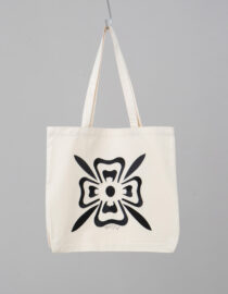 Cartera tika crema bordada - Flor de loto negra