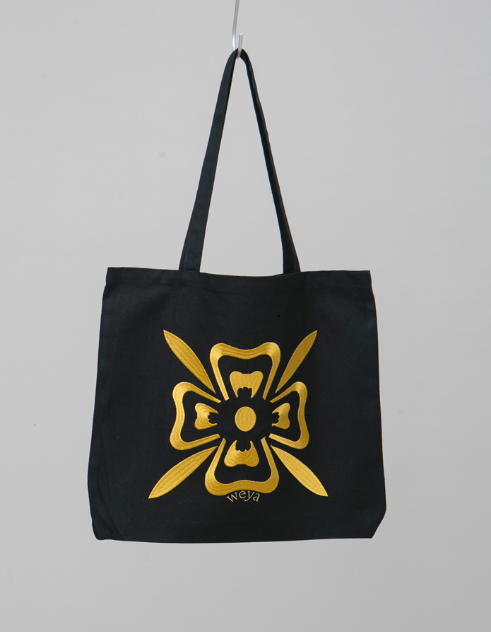 Cartera tika negra bordada - Flor de loto dorada